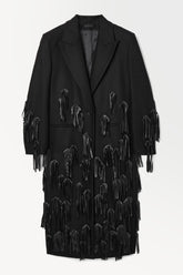 Abrigo de lana con borlas de cuero: la elegancia atemporal se fusiona con la modernidad